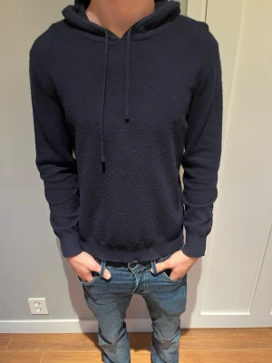Mörkblå hoodie med huva - Snygg kashmir hoodie från Sayless i storlek S