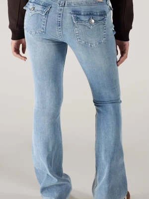 True religion - Säljer ett par ljusblå bootcut jeans med dekorativa fickor bak och snygga sömmar. Jeansen har en klassisk femficksmodell och är tillverkade i mjuk denim med lätt stretch. Perfekta för en avslappnad och trendig look. Nypris 1299