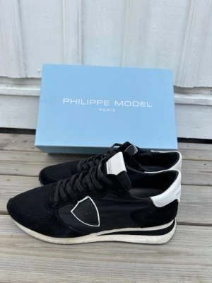 Philippe model - philippe model skor i storlek 42. Otroligt sköna! Skick 7/10! Hör av dig vid ytterligare frågor!