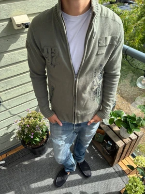 Grön zip up  från Jack & Jones Vintage Denim  - Unik zip up med riktigt snygga motiv från Jack & Jones Vintage Denim-kollektion.  Storlek M men passar som S, skriv vid funderingar och följ för mer!🤝