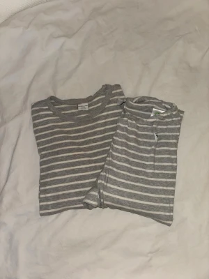 Polarn&Pyret pyjamas  - Grå och vit randig pyjamas från Polarn&Pyret🩶 Storlek 146/152