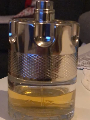 Parfym Azzaro Most Wanted  - Parfym Azzaro Most Wanted finns kvar cirka 40ml, (flaskan är gjord i 100ml) (den har en varm doft perfekt till höst/vinter tid) 