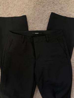 Kostymbyxa Bikbok Vera - Säljer kostymbyxor från Bikbok. Mycket sparsamt använda och i mycket bra skick.