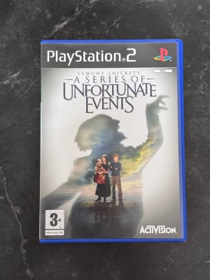 Lemony Snicket’s - A Series of Unfortunate Events PS2 - Säljer Spelet: spelet 'Lemony Snicket's A Series of Unfortunate Events' till Playstation 2. Spelet är i mycket gott skick. Spelet är fuktionstestat och funkar som de ska. Spelet är komplett med skiva och Manual. 