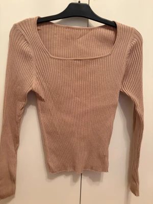 Beige ribbad långärmad topp - Storlek L men passar S-M. väldigt stretchig material 