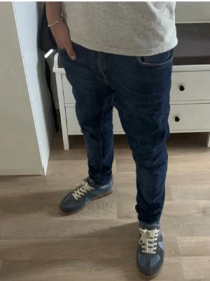 Nudie Jeans  - Nudie Jeans i princip nya, storlek 31/30. Modellen är 177 cm och väger 68 kg, hör gärna av er vid funderingar svarar snabbt och fraktar inom 24 timmar NY PRIS 1800!