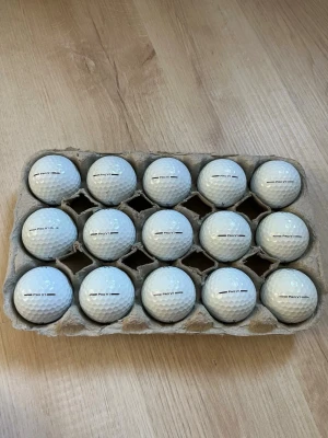 Golfbollar Titleist Pro V1 och Pro V1x - Säljer ett gäng vita golfbollar av modellen Titleist Pro V1 och Pro V1x. Det är 38 Pro V1 och 6 Pro V1x. Perfekta för dig som vill fylla på golfbagen med kvalitetsbollar. 1 dussin för 250kr, 2 dussin för 475kr och 3 dussin för 700kr. Om man bara vill ha Pro V1x 120kr. Om man inte vill ha allt får man skriva till mig.