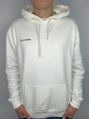 Axel arigato hoodie - Supersnygg axel arigato hoodie. Vit. Skick 9/10 inga skador, defekter eller fläckar! Storlek M. Modellen är 180cm. Skriv vid frågor eller funderingar 🤗