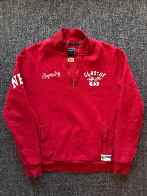 Superdry tröja ~ vintage  - Säljer nu denna sjukt snygga Superdry half zip tröjan | st L ~ 180–190cm | passar perfekt nu till kyligare dagar! Modellen produceras inte längre och är därav väldigt sällsynt. Kan även gå ner lite i pris vid snabb affär🍁🫶