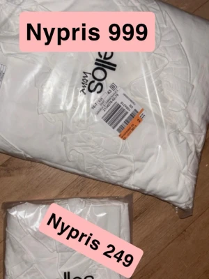Påslakan och örngott - ‼️SKICKA PRISFÖRSLAG‼️Jag postar med instabox och PostNord!! 10% rabatt på bundle!🎀 Ett påslakanset med påslakan och örngott(Påslakan Juliette Curve Frill från ellos) och ett örngott också Juliette Curve Frill Påslakansetet kostar 999 nytt och örngottet 249🩷 Storlek 150x210 och 50x60 på örngott🩷 Priset är för båda. Kan sälja för sig också!  Postar snabbare med instabox!💗