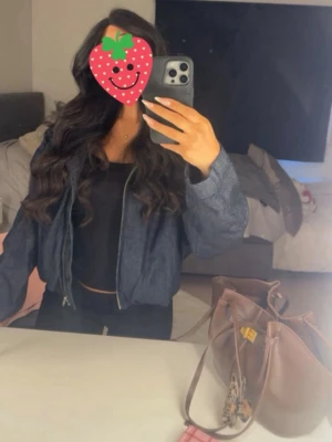 Mörkblå jeansjacka - Super snygg mörkblå jeans jacka❤️ inte mycket använd❤️
