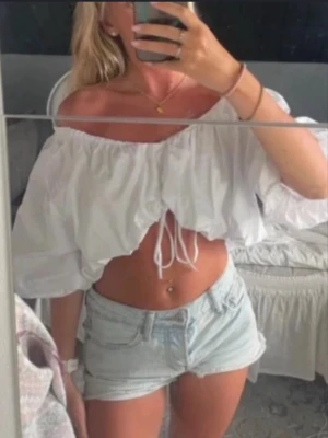 Zara cropped topp offshoulder  - Super trendig och slutsåld topp från Zara, använd 2-3 gånger och köpte som sista exemplar i Grekland men kommer tyvärr inte användas så mycket som önskar. 