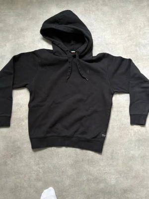 Replay hoodie - En klassisk svart hoodie med huva. Perfekt för en avslappnad och stilren look.