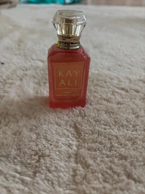 Kayali parfym - Kayali  Lychee parfym 10ml använd få gånger se bild 