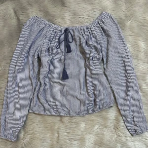 Randig offshoulder blus Hollister