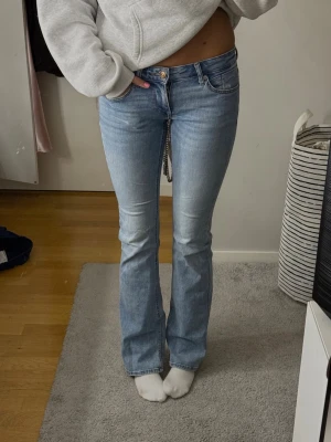 Lågmidjade blåa jeans - Säljer mina jättefina ljusblå jeans från Only TALL. De är i storlek 28/34, och passar dig som är runt 36-38💞 skriv för fler frågor eller pris🤗