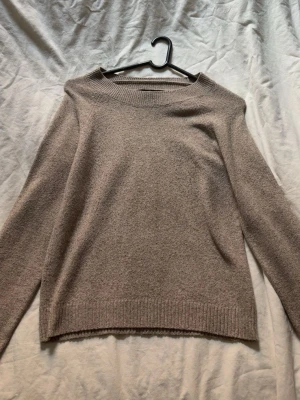 Brun/Beige stickad tröja  - Mysig beige/brun stickad tröja från Vero Moda. Perfekt nu till hösten då tröjan passar till alla outfits. Pris går alltid att diskutera🫰🏼💘