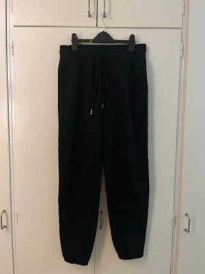Svarta mjukisbyxor  - (Priset går såklart att diskuteras) Helt nya mjukisbyxor, råkade köpa fel modell och hann dra av lappen för trodde det var rätt. Därav säljs dom.💕