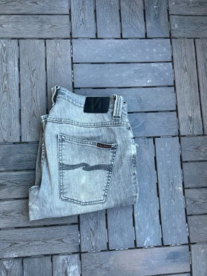 Nudie jeans  - Säljer ett par nudie jeans, jeansen är i bra skick har lagats vid skrevet. Har en liten snygg slitning vid fickan. Skriv om ni undrar över något!  Modell-grim tim slim/raka 32/32