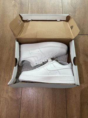 Helt nya Nike Air Force 1 Low White - Strl 41🤍✨ - Säljer ett par helt nya Nike Air Force 1 Low i den klassiska helvita färgen. Skorna är aldrig använda och kommer med originalkartong och tags/lappar kvar (precis som på bilderna).  Storlek: 41  Skick: Helt nya / Deadstock (DS)  Färg: White/White  Kvitto: Saknas Skickas spårbart eller hämtas enligt överenskommelse. Köparen står för frakten. Hör av dig om du vill ha mått eller har några frågor! 👟💨 
