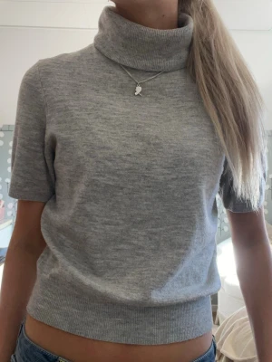 Grå stickad polotröja kort ärm - Snygg grå stickad polotröja från H&M🩶🩶