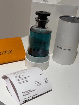 Louis Vuitton Imagination parfym - Lyxig parfym från Louis Vuitton i doften Imagination. Flaskan är genomskinlig med blå vätska och har svart lock. Kommer i elegant förpackning med tillhörande ask och kartong. Perfekt för dig som vill ha en exklusiv och modern doft. Tillkommer med kvitto 