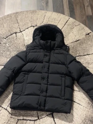 Moncler vezere - Hej👋Jag säljer min helt nya moncler vezere jacka i Size 3. Jackan har fungerande nfc och qrkod. Om ni har några frågar ba ställ priset kan diskuteras.