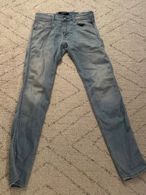 Replay Anbass ljusblå jeans - Säljer ett par ljusblå slim fit jeans från Replay, modell Anbass. Fint skick storlek W32, L32. Står att de är W29 men sitter som W32! Hör av er vid funderingar och kolla gärna in mina andra annonser