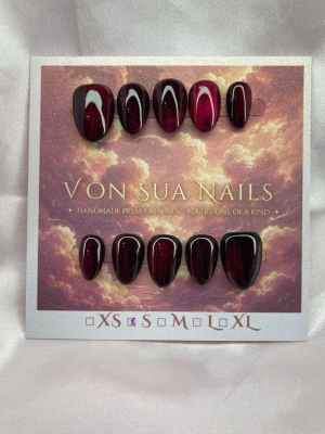 BloodJewel (S);ExtraShortAlmond  - Snygga handgjorda press-on naglar i en djup vinröd färg med glansig finish och en extra kort almondform. Naglar har en unik spegelcateye detalj som ger extra edge. Perfekt för dig som vill ha ett elegant och trendigt nagelset. S: 15 mm, 11,5 mm, 12 mm, 11 mm, 9 mm 