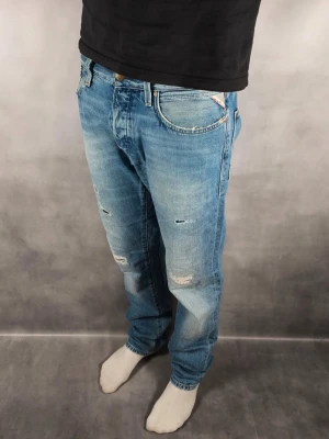 Red seal - Replay Jeans - Unika Red seal - Replay Jeans • Storlek: 30/32 • Skick: 9/10 – fint skick, utan skavanker • Inkluderas: Endast jeansen • Nypris: Ca 2 000 kr • Passform: Modellen på bilden är 180 cm lång, väger 65 kg •