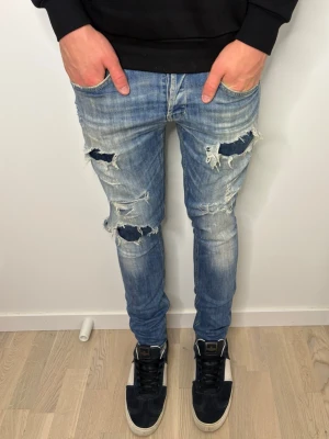 Dondup jeans - Dondup jeans | Modell: George | Storlek 33 | Bra skick | Slitningar är original | Modellen är 185
