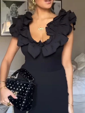 Viral Zara body - Snygg svart body med djup v-ringning och stora volanger runt halsen. Tight passform och stretchigt material som sitter bekvämt på kroppen. Perfekt för att skapa en trendig och elegant look. Kan sende til Sverige dersom kjøper betaler frakt