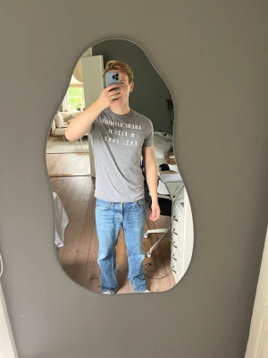 Grå Abercrombie & Fitch t-shirt, storlek L - Abercrombie&Fitch tröja säljes pga storlek, står som XL men skulle säga L. Superfint skick. Hör av er vid frågor eller funderingar!🙌 använd gärna Instabox som leveransmetod📬