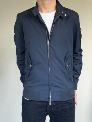 J Lindeberg jacka  - Hej! Säljer en j Lindeberg jacka i mycket fint skick. Perfekt till hösten. Storlek S, jag på bilden är 175cm. Hör av dig vid frågor eller funderingar!