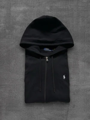 Polo Ralph Lauren Zip Hoodie - svart  - Tja! Säljer denna snygga polo zip hoodin, storlek S, använd runt 4-5 gånger. Taggar osv finns kvar. Riktigt fet och skön tröja, vid frågor kontakta gärna!