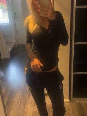 Svart långärmad topp med spets - En svart intimssimi tröja u storlek S, använd 7-8 ggr och inga hål eller synliga skador.