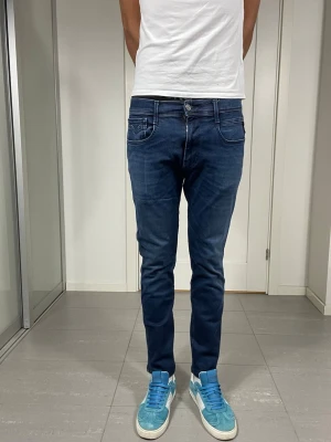 Replay Anbass Hyperflex Jeans - Säljer nu dessa Replay Anbass Hyperflex Jeans. W32 o L32 (sitter som L30) med mått ca 39 o 100 cm. Moddelen är 183 och väger 68 kg. skriv för fler bilder/frågor🙌🏼