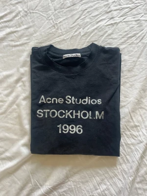 Svart Acne Studios t-shirt -  svart t-shirt från Acne Studios 