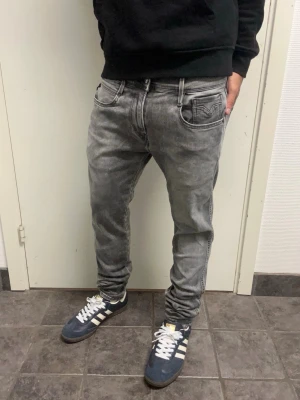 Replay Anbass jeans - Riktigt snygga Replay Anbass jeans i storlek 30/32. Mycket bra skick. A=37CM B=101CM C=15CM. Modellen är 173cm, 64kg. Pris kan diskuteras!!