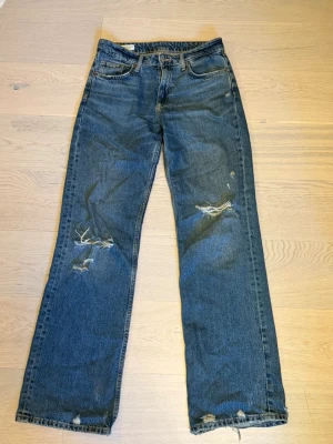 Straight jeans  - Jätte snygga straight jeans, low waist, slitna från Zara! Mycket bra skick!! 