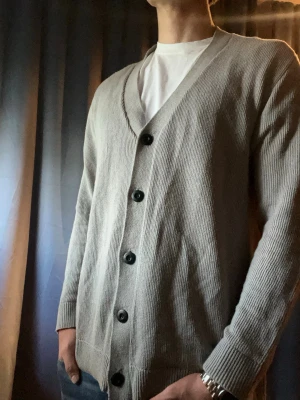 Hollister Cardigan  - Hollister Cardigan/kofta, Inga defekter! Modellen i bilderna är 185 cm 74kg och bär Storlek M , Kom med frågor! 🌟 (Kan gå ned i pris vid köp av paket 🙌)  Fraktas inom 24h 🚚