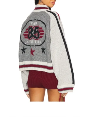 Jaded london jacka - Snygg collegeinspirerad ja jacka i grått och vinrött med dragkedja framtill. Broderad text och siffran 85 på ryggen, samt stjärndetaljer. Randiga muddar och ärmar i kontrastfärg. Perfekt för en sportig och trendig look.