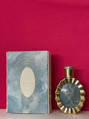 Lattafa Victoria  - Lattafa Victoria  100ml ca 95ml kvar i flaskan.  Se bilder för noter. Jag postar alltid snabbt, se gärna mina andra annonser för samfrakt. 
