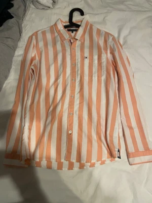 Tommy Hilfiger skjorta - Jag säljer en skjorta ifrån Tommy Hilfiger.