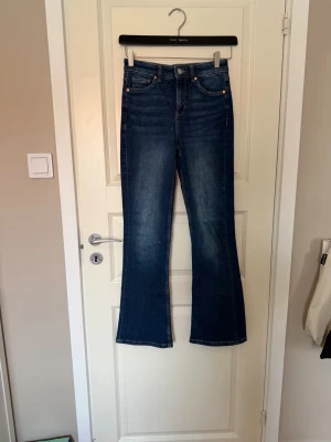 Flare jeans, st 36 - Mid waist flare jeans, dark blue denim, från Kappahl. Säljer då de var för stora för mig, men perfekta längdmässigt (är 165 cm). Ganska stretchigt tyg. Bara använd några få gånger. Orginalpris 599kr.