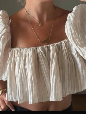 Ljus offshoulder croppad blus från Zara  - Säljer en superfin ljus offshoulder blus med croppad passform och puffiga ärmar från Zara. Priset kan diskuteras 