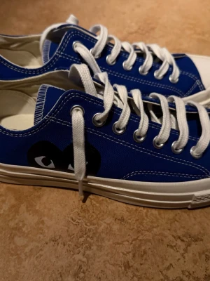 Comme des Garçons PLAY x Converse Chuck 70 Low – Blue - Snygga CDG Converse i blå färg med det ikoniska PLAY-hjärtat. Klassisk low-top modell som passar perfekt till både vardags och streetwear. Storlek 44   