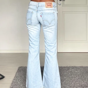 Levis - Midjemått: 39cm rakt över, innerbenslängd: 75cm 💗