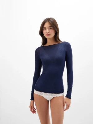 Mörkblå långärmad topp intimissimi - Säljer en intimissimi mörkblå, tight långärmad topp med rund halsringning. Toppen är enkel och stilren, perfekt att matcha med olika outfits. Materialet känns mjukt och stretchigt, vilket gör den bekväm att bära hela dagen.