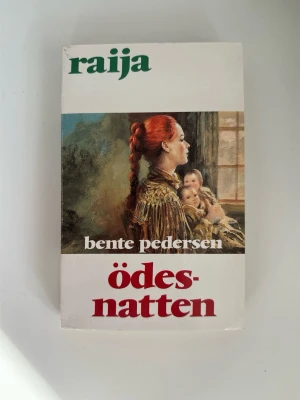 Ödesnatten av Bente Pedersen - Raija 19 - Boken ”Ödesnatten” av Bente Pedersen. Fristående del i den storslagna Raija - serien, en släkt- och kärlekssaga fylld av mystik och trolldom, där livet vid nordkalotten prövas av öde, passion och kamp för frihet. En episk berättelse om kärlek, hämnd och övernaturliga krafter.  ISBN: 91-7710-461-7.